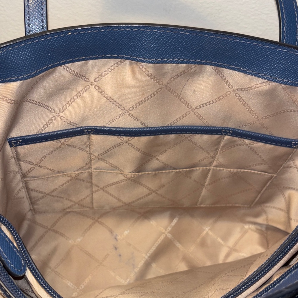 Michael Kors Voyager Saffiano leather tote bag in navy blue. - Picture 11 of 12